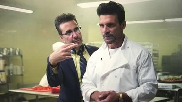 En esta imagen difundida por Universal Pictures, el guionista y director James DeMonaco, a la izquierda, con el actor Frank Grillo durante la filmación de This is the Night, disponible en video a la carta.