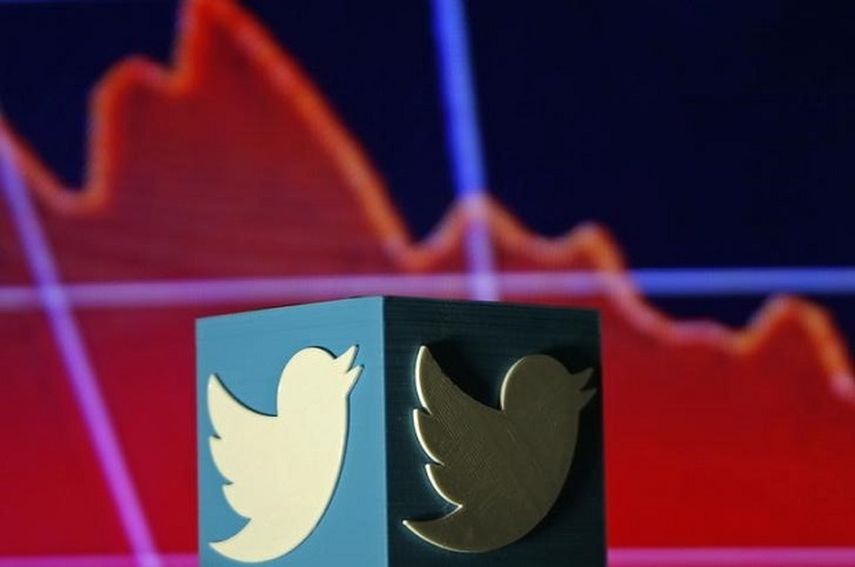 Ilustración fotográfica con el logo de Twitter frente a un gráfico bursátil realizada en Zenica, Bosnia-Herzegovina. (REUTERS)