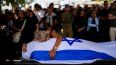 La madre de Antonio Macías llora sobre el cadáver de su hijo, cubierto con la bandera de Israel, en el cementerio Pardes Haim, en Kfar Saba, cerca de Tel Aviv, Israel, el 15 de octubre de 2023. Macias fue asesinado por insurgentes de Hamás cuando asistía a un festival de música en el sur de Israel a principios de mes.