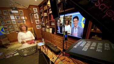 Esta imagen publicada por CBS muestra a Gayle King transmitiendo CBS This Morning desde su casa.