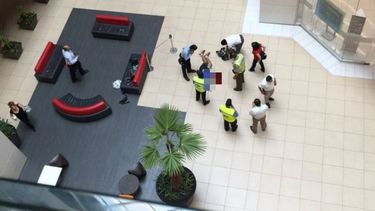 Vista del área del centro comercial Costanera Center, en Santiago de Chile, donde una empleada de una tienda se suicidó con cianuro.