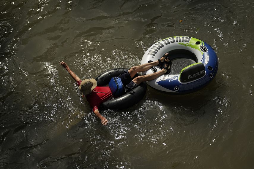 Un hombre se refresca y descansa en el río Comal, el 26 de julio de 2023, en New Braunfels, Texas.&nbsp;