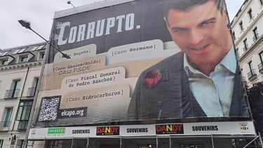 Hazte Oír despliega una lona frente al Congreso de España con una imagen de Pedro Sánchez acompañado del lema Corrupto