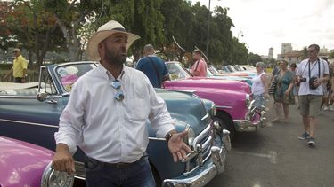 Fotografía de archivo fechada el 5 de junio de 2019 de Yosbell Figueroa, un trabajador privado que maneja un auto clásico para mantener a su familia en La Habana.