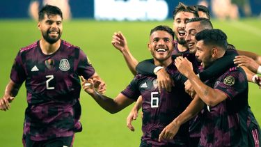 Jonathan dos Santos (6), de la selección de México, celebra tras anotar ante Honduras en los cuartos de final de la Copa de Oro