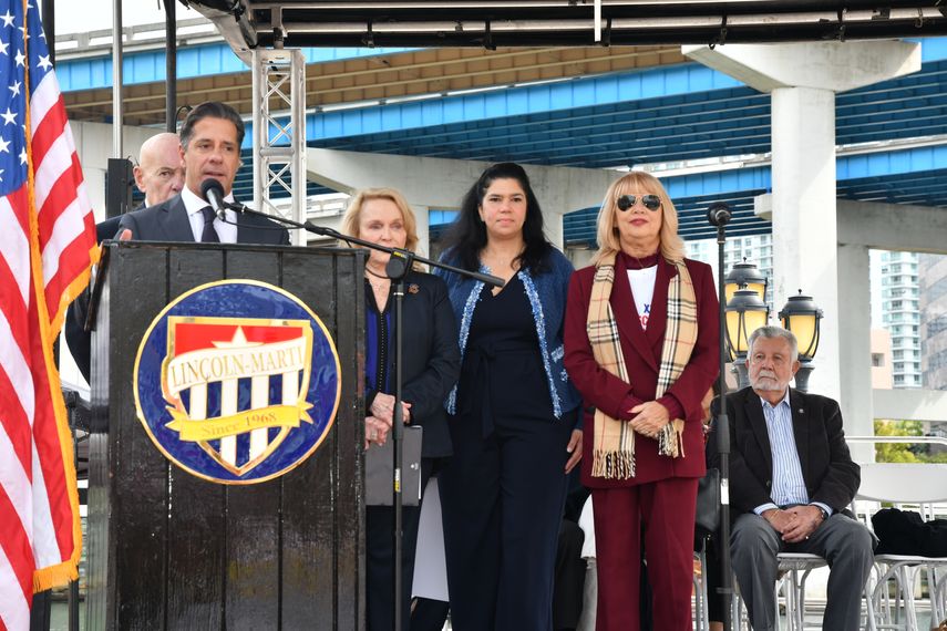 El superintendente Alberto Carvalho en la&nbsp;Parada Escolar Martiana.