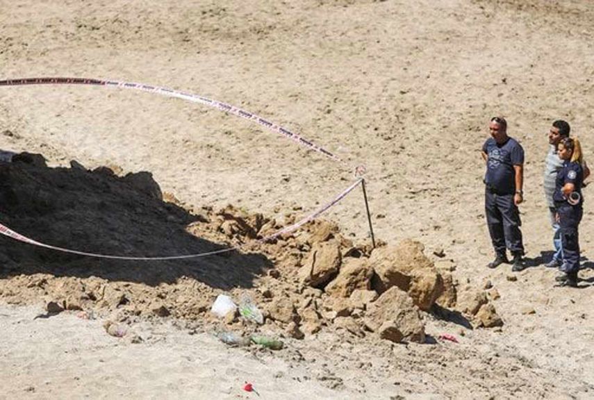 Tras derrumbarse la pared del acantilado, quedó sepultada entre las  rocas en la arena de la playa, ubicada a 7 kilómetros al norte del  centro marplatense