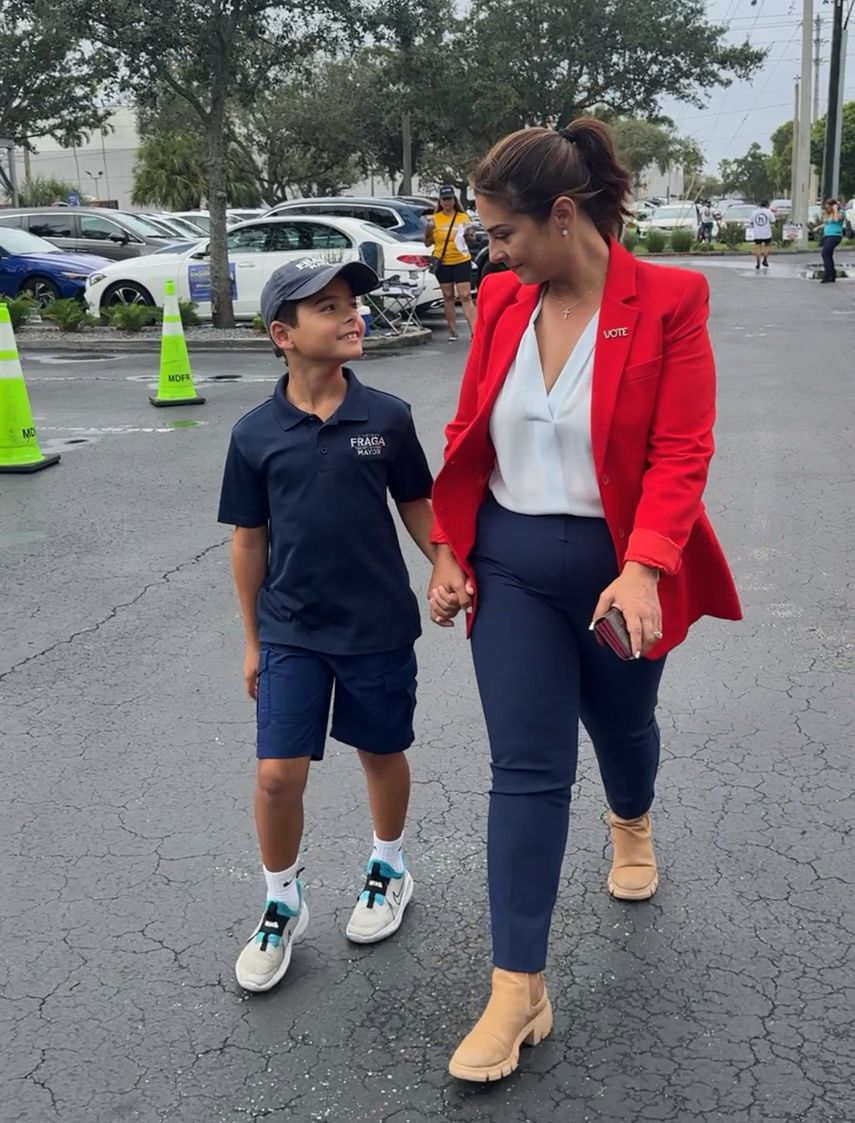 La alcaldesa del Doral, Christi Fraga, acude a ejercer su derecho al voto acompañada de su hijo, Gabriel.&nbsp;