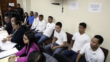 En esta foto de archivo del 15 de octubre de 2018, hombres acusados por el asesinato de la activista hondure&ntilde;a Berta C&aacute;ceres est&aacute;n sentados en una corte de Tegucigalpa, Honduras.