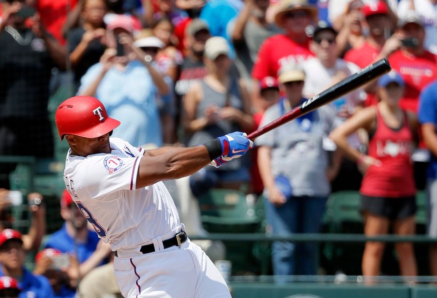 En esta foto del 30 de julio del 2017, el toletero de los Rangers de Texas Adrián Beltré batea un doblete para el hit 3.000 de su carrera en el cuarto inning de un partido de las Grandes Ligas contra los Orioles de Baltimore. Beltré será introducido al Salón de la Fama de los Rangers.