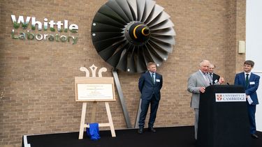 El rey Carlos III pronuncia un discurso durante una visita al Laboratorio Whittle en Cambridge, este de Inglaterra, el 9 de mayo de 2023, donde se reunió con académicos, líderes de aviación y recorrió las instalaciones.