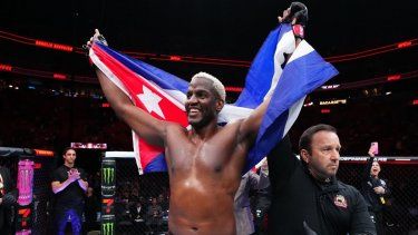 El cubano Robelis Despaigne celebra su primera victoria en la máxima compañía de MMA 