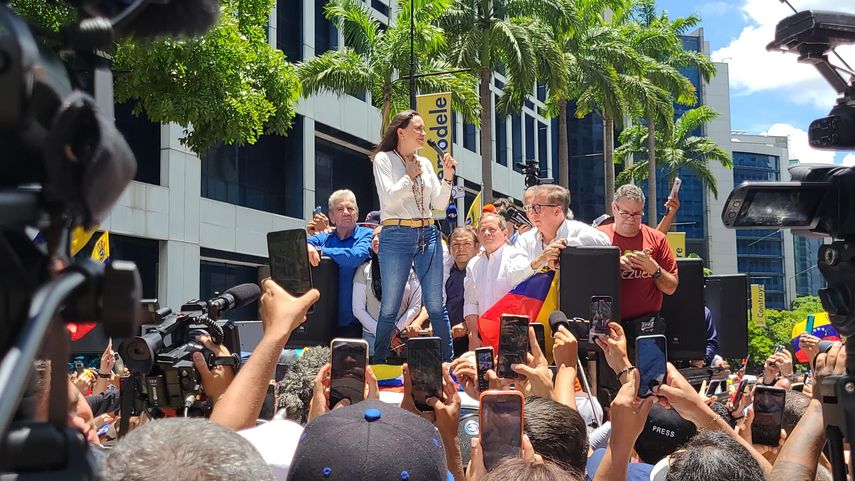 María Corina Machado, líder de las fuerzas democráticas venezolanas se dirige a los ciudadanos que atendieron su llamado a un mes del fraude electoral del régimen de Nicolás Maduro en las presidenciales del 28 de julio 