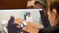 El tirador de Marjory Stoneman Douglas High School, Nikolas Cruz, se muestra en un monitor de la sala del tribunal durante una entrevista grabada en video con el neuropsicólogo clínico Dr. Robert L Denney mientras el Dr. Denney testifica durante la fase de penalización del juicio de Cruz en el juzgado del condado de Broward en Fort Lauderdale, Florida. el jueves 6 de octubre de 2022. Cruz se declaró culpable previamente de los 17 cargos de asesinato premeditado y 17 cargos de intento de asesinato en los tiroteos de 2018.&nbsp;