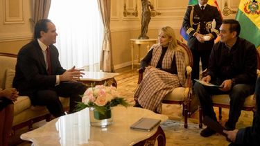 La presidente interina de&nbsp;Bolivia, Jeanine &Aacute;&ntilde;ez, y el enviado del mandatario de&nbsp;Estados Unidos, Donald Trump, Mauricio Claver-Carone