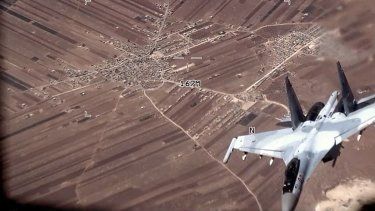 En esta imagen, tomada de un video distribuido por la Fuerza Aérea de EEUU, un SU-35 ruso vuela cerca de un dron MQ-9 Reaper estadounidense el 5 de julio de 2023, sobre Siria.&nbsp;