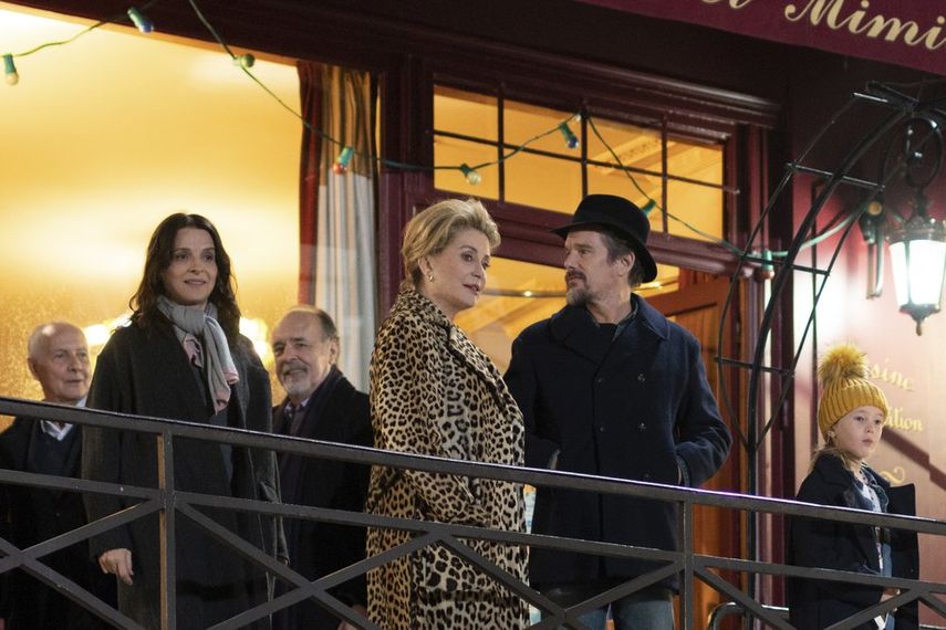 De izquierda a derecha Juliette Binoche, Catherine Deneuve, Ethan Hawke y Cl&eacute;mentine Grenier en una escena de The Truth en una imagen proporcionada por IFC Films.&nbsp;