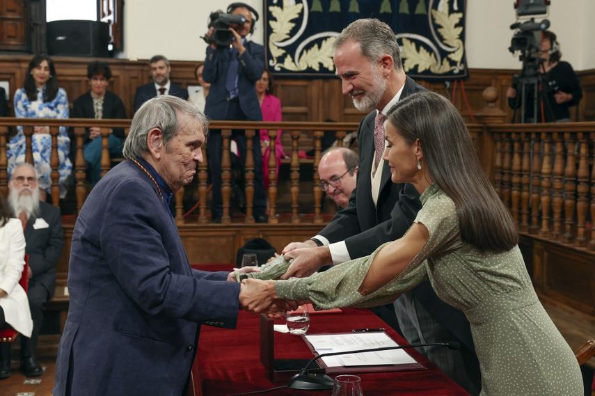 El poeta venezolano Rafael Cadenas recibe el Premio Miguel de Cervantes de Literatura Hispánica de manos del Rey Felipe VI de España y su esposa, la Reina Letizia durante una ceremonia en la Universidad de Alcalá de Henares en Alcalá de Henares el 24 de abril de 2023.