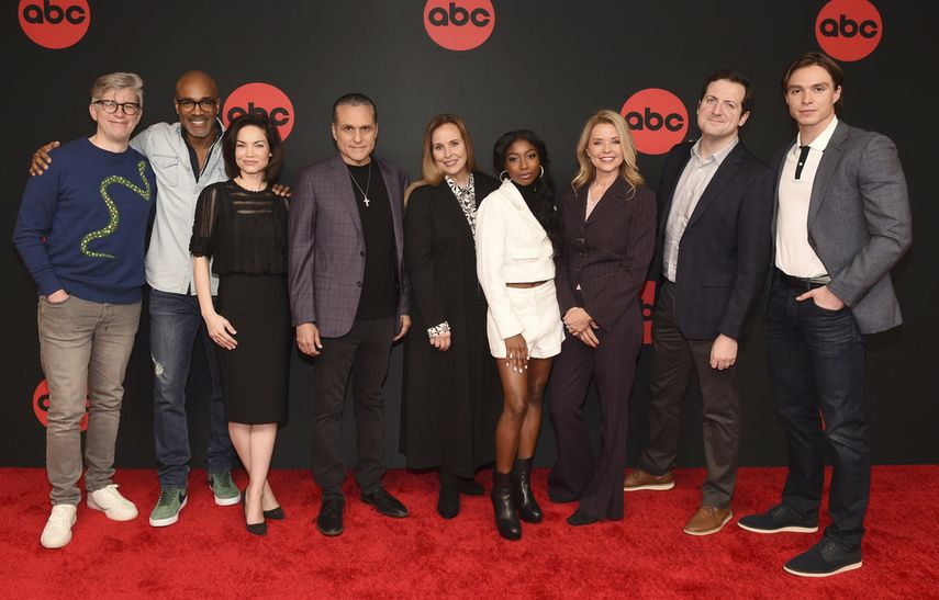 En esta imagen publicada por ABC de izquierda a derecha, el coguionista Chris Van Etten, los actores Donnell Turner, Rebecca Herbst, Maurice Bernard, Genie Francis, Tabyana Ali, Kristina Wagner, el coguionista Dan OConnor y el actor Nicholas Chavez de General Hospital en la gira de prensa ABC Winter TCA en Pasadena, California, el 11 de enero de 2023.