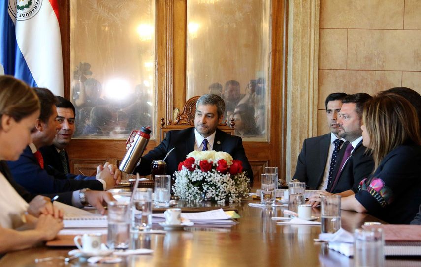 El presidente paraguayo Mario Abdo Benítez participa en una reunión en el palacio de Gobierno, en Asunción.