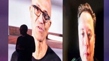 El presidente ejecutivo de Microsoft Satya Nadella (L) durante una entrevista pregrabada con Elon Musk.&nbsp;