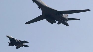 Flanqueados por aviones de combate F-15K sudcoreanos y F-16 estadounidenses, los dos bombarderos estratégicos B-1B Lancer realizaron un vuelo a baja altura al sur de Seúl&nbsp;