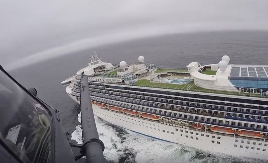 En esta imagen tomada de un video cortes&iacute;a de la Guardia Nacional de California, un helic&oacute;ptero del 129no batall&oacute;n de rescate sobrevuela el crucero Gran Princess frente a las costas de California, el jueves 5 de marzo de 2020. El barco estuvo en M&eacute;xico.&nbsp;