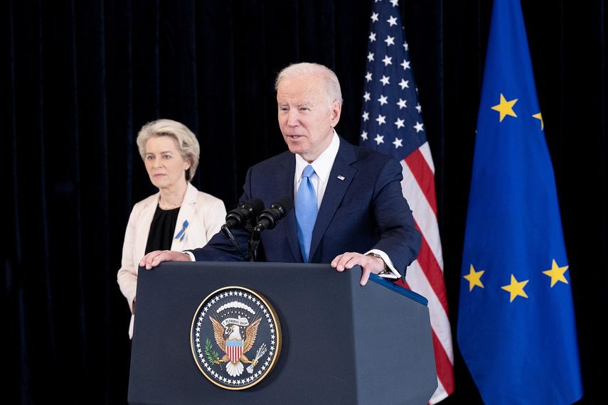 El presidente de Joe Biden, flanqueado por la presidenta de la Comisión Europea, Ursula von der Leyen, hace una declaración sobre Rusia en la residencia del jefe de misión de EEUU en Bruselas, el 25 de marzo de 2022. &nbsp; &nbsp;