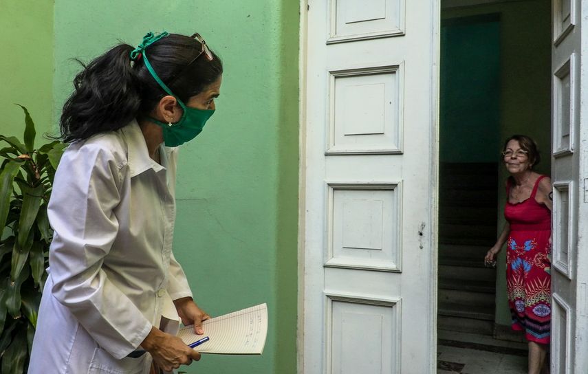 Una doctora entrevista a una paciente a distancia, durante un muestreo de posibles casos de COVID-19, en La Habana, el 28 de marzo de 2020.