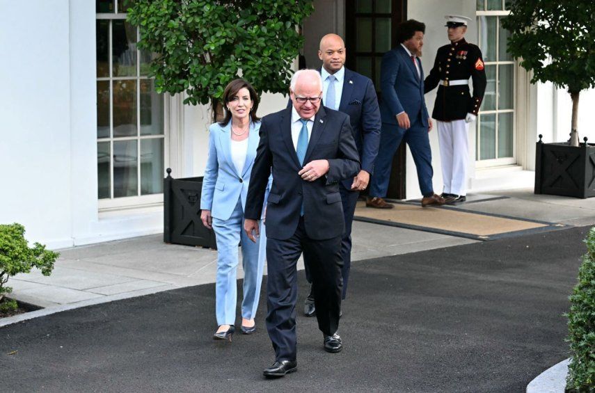 La gobernadora de Nueva York Kathy Hochul, el gobernador de Minnesota Tim Walz (centro) y el gobernador de Maryland Wes Moore (derecha) salen de la Casa Blanca después de una reunión con el presidente Joe Biden en Washington, DC, el 3 de julio de 2024.&nbsp;