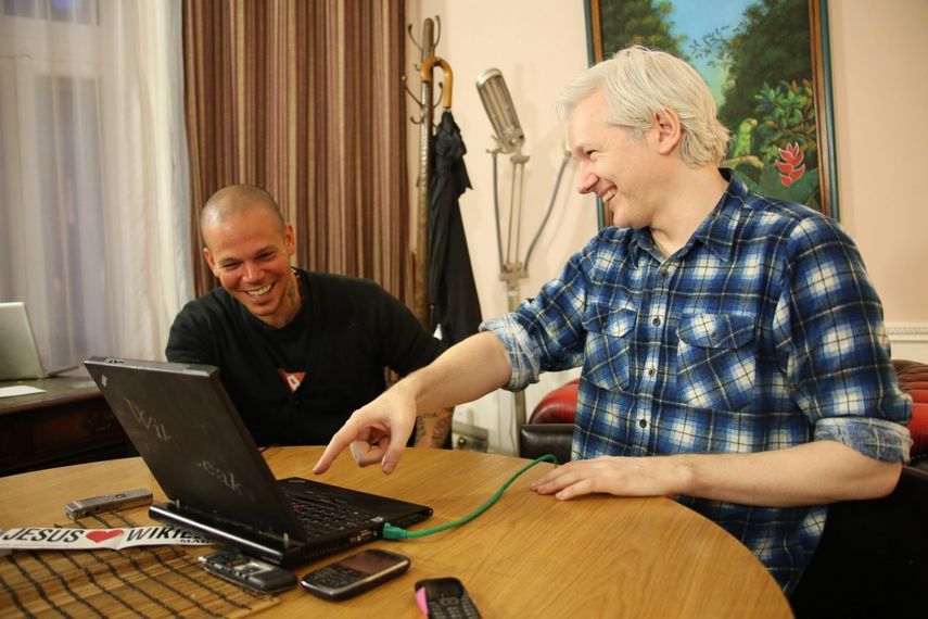 Fotografía cedida por grupo puertorriqueño Calle el 13 de junio de 2013 del cantante René Pérez (i), conocido como Residente, junto al fundador de WikiLeaks, Julian Assange, reunidos en Londres, Reino Unido. (EFE)