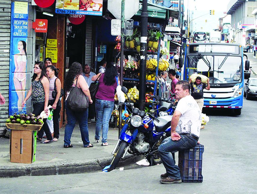 Transeúntes caminan por la calle 8, “zona roja”, de San José, la capital costarricense (EFE)