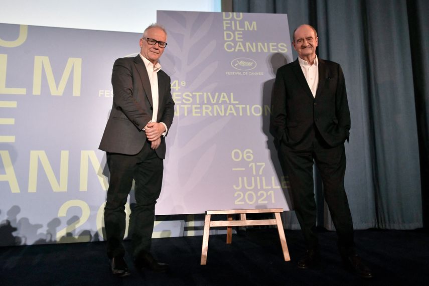El delegado general del festival de cine de Cannes, Thierry Fremaux (izquierda) y el director francés del festival, Pierre Lescure, posan al final de la conferencia de prensa en París el 3 de junio de 2021, para anunciar la selección oficial de películas que compite por la Palme de Oro del 74 Festival de Cine de Cannes que se celebrará del 6 al 17 de julio.&nbsp;