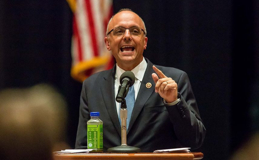 Los contribuyentes estadounidenses no deberían tener que pagar decenas de millones de dólares para que Trump pueda jugar al golf los fines de semana en sus propiedades, dijo el congresista Ted Deutch en un comunicado.