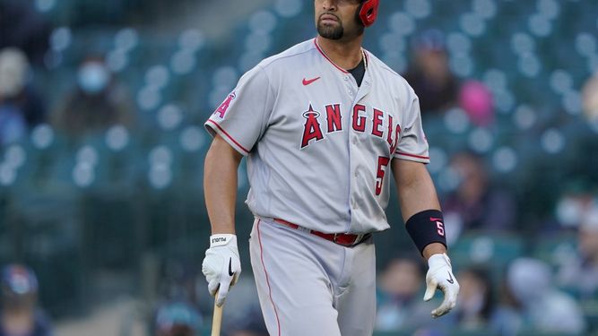 Albert Pujols de los Angelinos de Los Ángeles tras ser ponchado en un juego contra los Marineros de Seattle, el domingo 2 de mayo de 2021