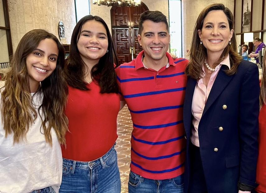 Isabella junto a compañeros de universidad y a la congresista cubano americana por el Distrito 27 de Florida, durante jornadas de trabajo comunitario.