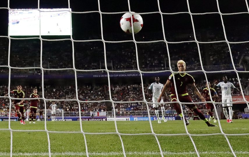 El jugador del Málaga, quien falló un penal en la final, salió en los minutos finales con la molestia en el pie.