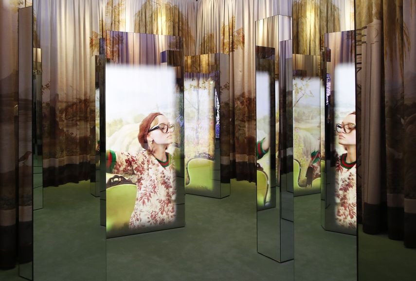 Una vista de una campaña publicitaria de Gucci seleccionada para una exposición para celebrar el centenario de la casa de modas en el Jardín Gucci en Florencia, Italia, el jueves 13 de mayo de 2021. El director creativo de Gucci Alessandro Michele celebra el aniversario de la casa de modas con una exposición.