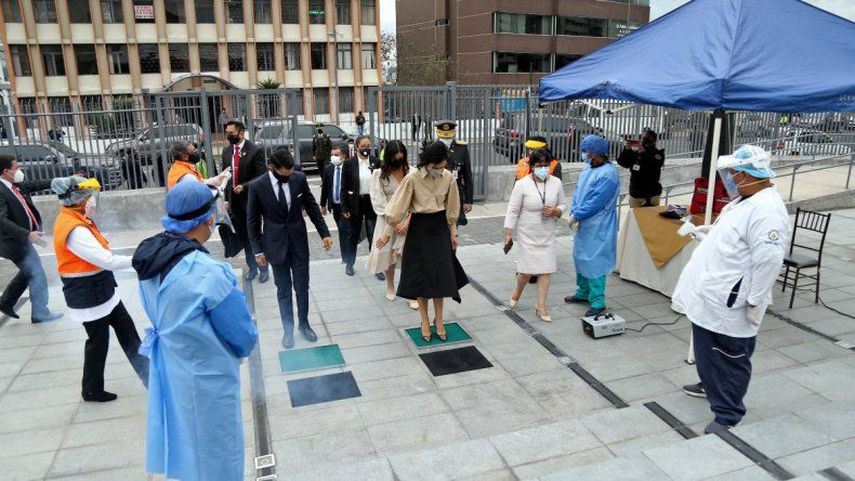 La Vicepresidenta de Ecuador, María Alejandra Muñoz desinfecta sus zapatos contra la propagación del coronavirus COVID-19 al llegar al acto de su inauguración en la Asamblea Nacional en Quito.