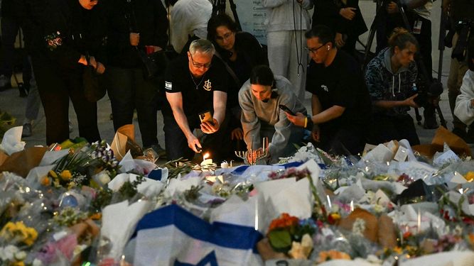 Los dolientes se reúnen en un homenaje en el Bondi Pavillion en memoria de las víctimas de un tiroteo en Bondi Beach, en Sídney, el 15 de diciembre de 2025.