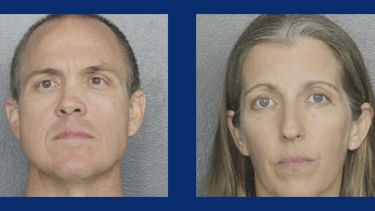 Joel Christopher Kohnert, de 44 años y Jennifer Renee Kohnert, de 45, acusados por abuso infantil hacia su propia hija.