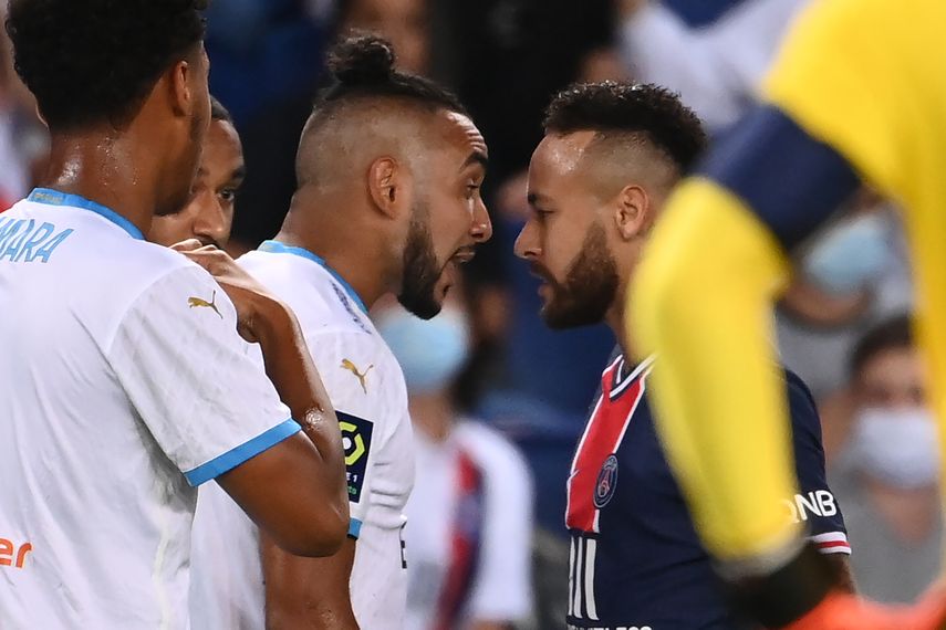 Neymar encara a Dimitric Payet&nbsp; durante el partido del domingo 13 de septiembre de 2020