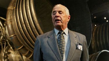 ARCHIVO - El general William Anders, piloto del Módulo Lunar Apollo 8, habla con reporteros frente a los motores del cohete de la primer etapa del vehículo de lanzamiento Apollo 11/Saturn 5, el 20 de julio de 2004, en Washington. (AP Foto/Manuel Balce Ceneta, archivo)