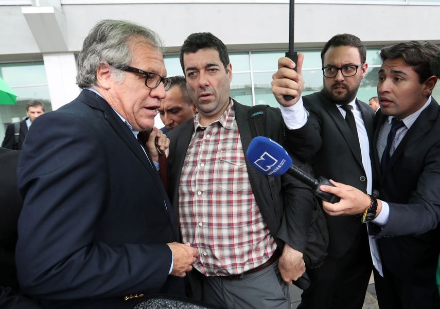 El secretario general de la OEA, Luis Almagro, conversa con medios de comunicación.&nbsp;