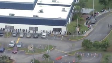 Momento de la evacuación del colegio judío en Broward, ante una amenaza de bomba, que resultó ser falsa.