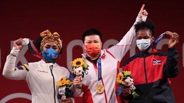 La medallista de oro de China Wang Zhouyu (C), la medallista de plata de Ecuador Tamara Yajaira Salazar Arce (L) y de República Dominicana Crismery Dominga Santana Peguero posan durante la ceremonia de entrega de medallas de la competencia femenina de halterofilia de 87 kg durante los Juegos Olímpicos de Tokio 2020