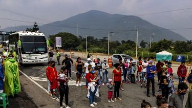 El gobierno de Colombia traslad&oacute; en buses a los venezolanos que buscan regresar a su pa&iacute;s. Antes de cruzar se les realizan los ex&aacute;menes para detectar si son portadores del coronavirus.&nbsp; 