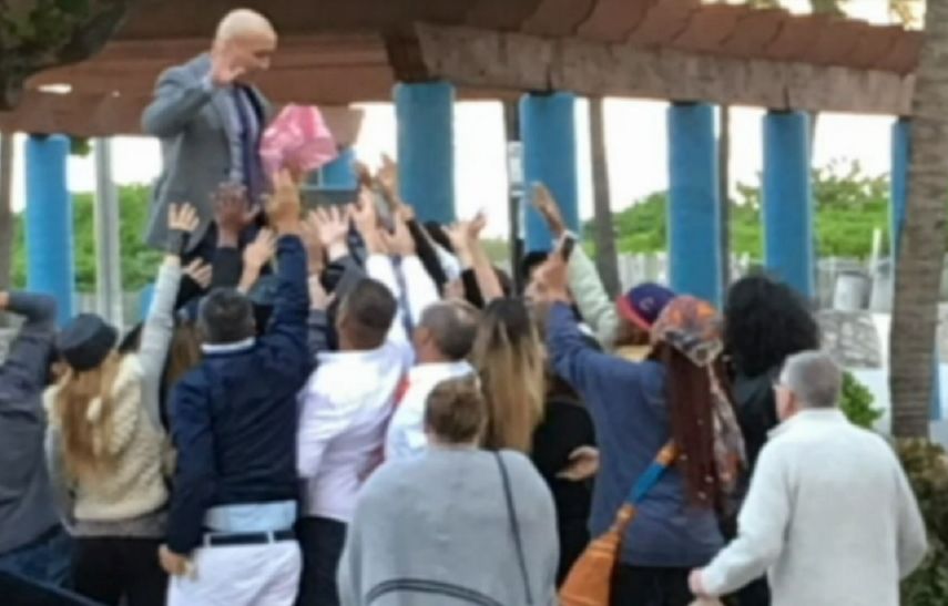 El hombre trasmitió el robo a través de Facebook Live.