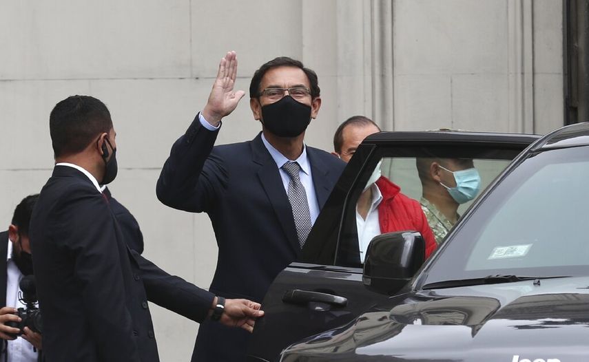 El presidente peruano, Martín Vizcarra, saluda a la prensa al salir del palacio de gobierno para el Congreso en Lima, Perú, el lunes 9 de noviembre de 2020