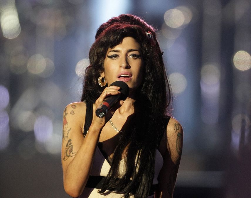 En esta foto de archivo tomada el 27 de junio de 2008, la cantante británica Amy Winehouse actúa durante un concierto en honor al 90 cumpleaños de Nelson Mandela en Hyde Park, en el centro de Londres. El 23 de julio de 2021 marcará el décimo aniversario de la muerte de Amy Winehouse.